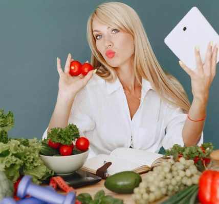 Vlogger promoting healthy eating with fresh vegetables on the table.